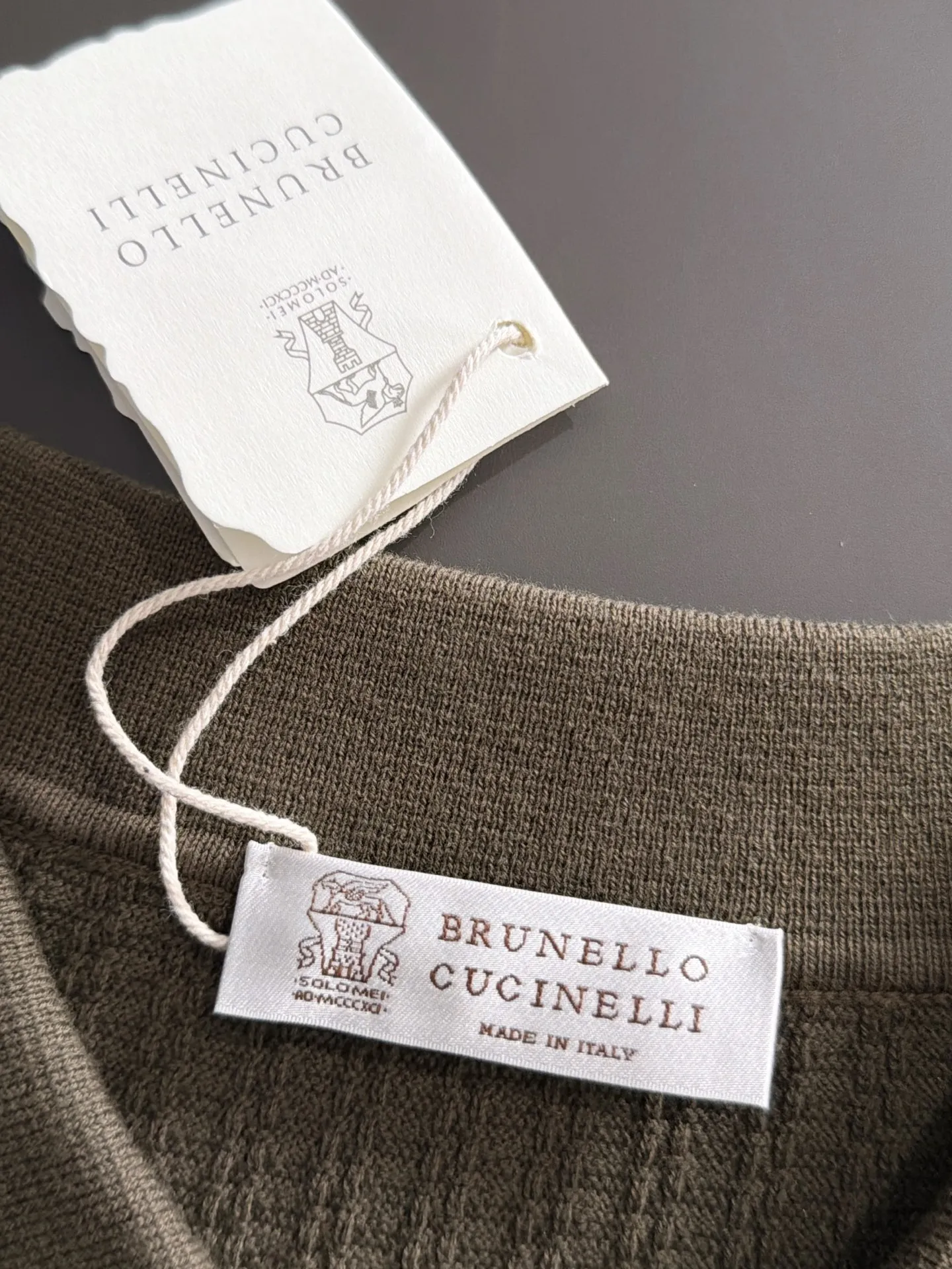 Next day shipment BC high quality-Brunello Cucineli 26ss New Arrival men's short-sleeved T-shirt. Like LP, it belongs to the same old-money style top brand. New Arrival is a top-notch brand. New Arrival Original men's casual short-sleeved. Made of combed cotton yarn knitted cotton-like fabric. Exclusive Premium custom-controlled raw materials. It feels substantial when weighed. The upper body is also more textured than ordinary T-shirts. Fashionable Versatile Hot Sale, skin-friendly and comfortable to wear, premium boutique, exquisite workmanship from Factory, great upper body, essential item for men, complete with three standards Sizes M-3XL